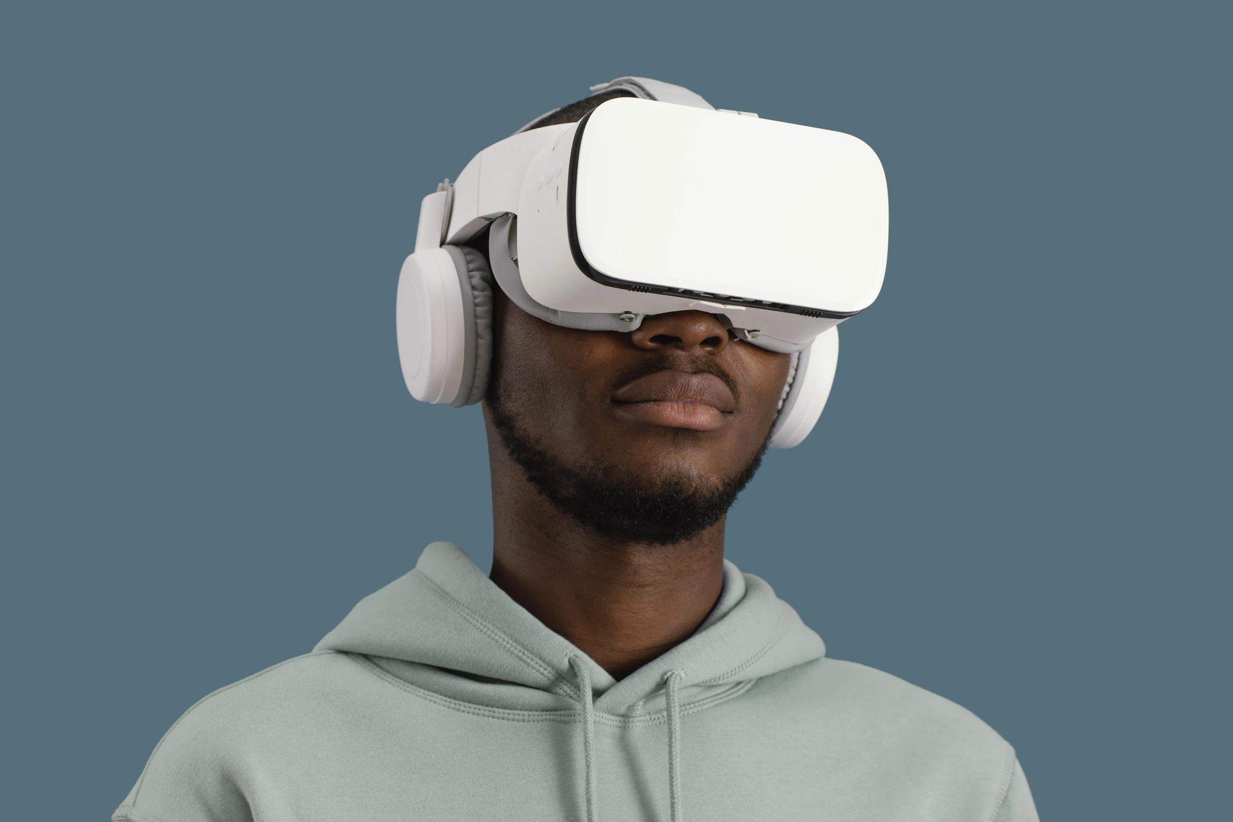 Jeune homme équipé d'un casque de réalité virtuelle
